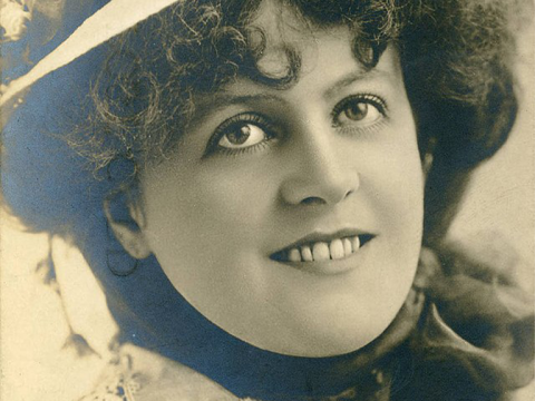 Sepia photograph of musical theatre artist Marie Studholme smiling.